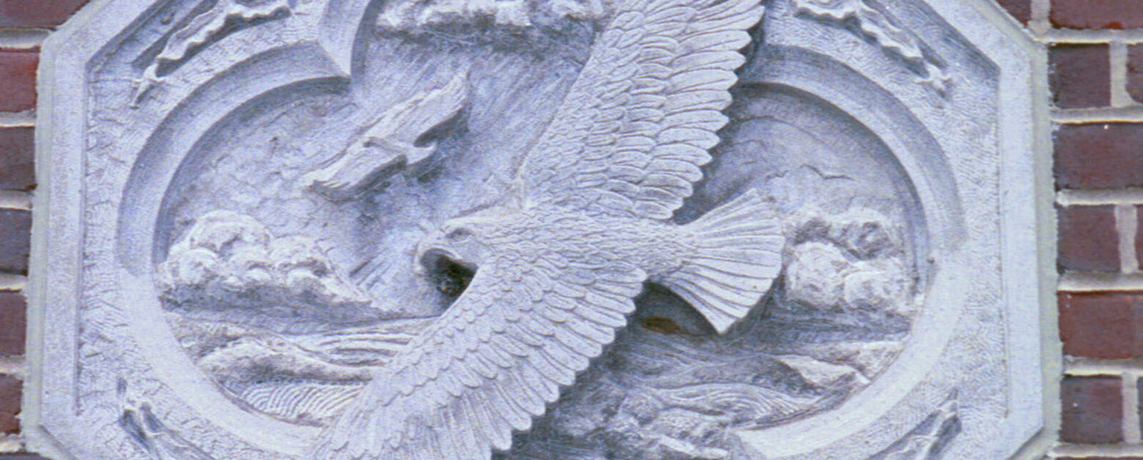 砖墙上镶嵌着刻有鹰和风景的八角形石头