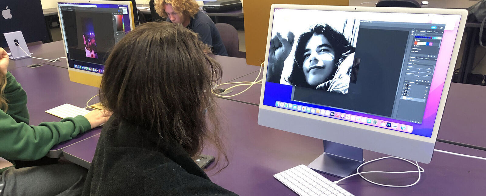 一名学生在计算机实验室的计算机上进行图形设计项目