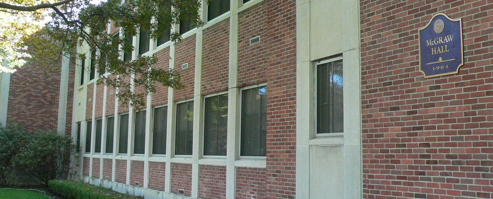 麦格劳大厅的一侧，砖砌外墙，一楼和二楼的一排排窗户