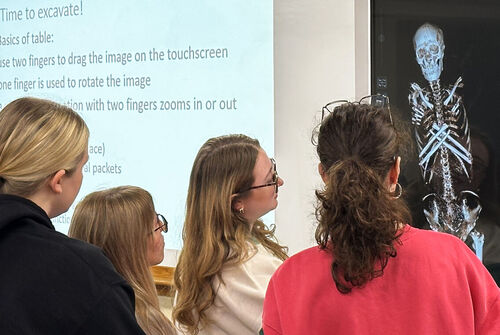 anatomage-table-gives-history-students-a-detailed-view-of-ancient-artifacts