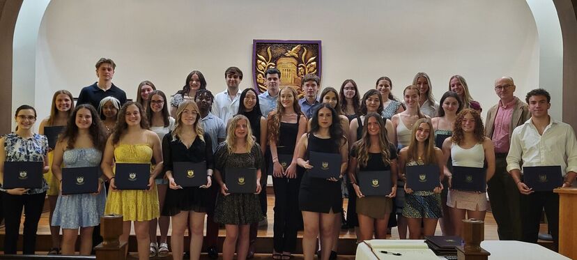 42个学生s Inducted Into theta Sigma Honor Society