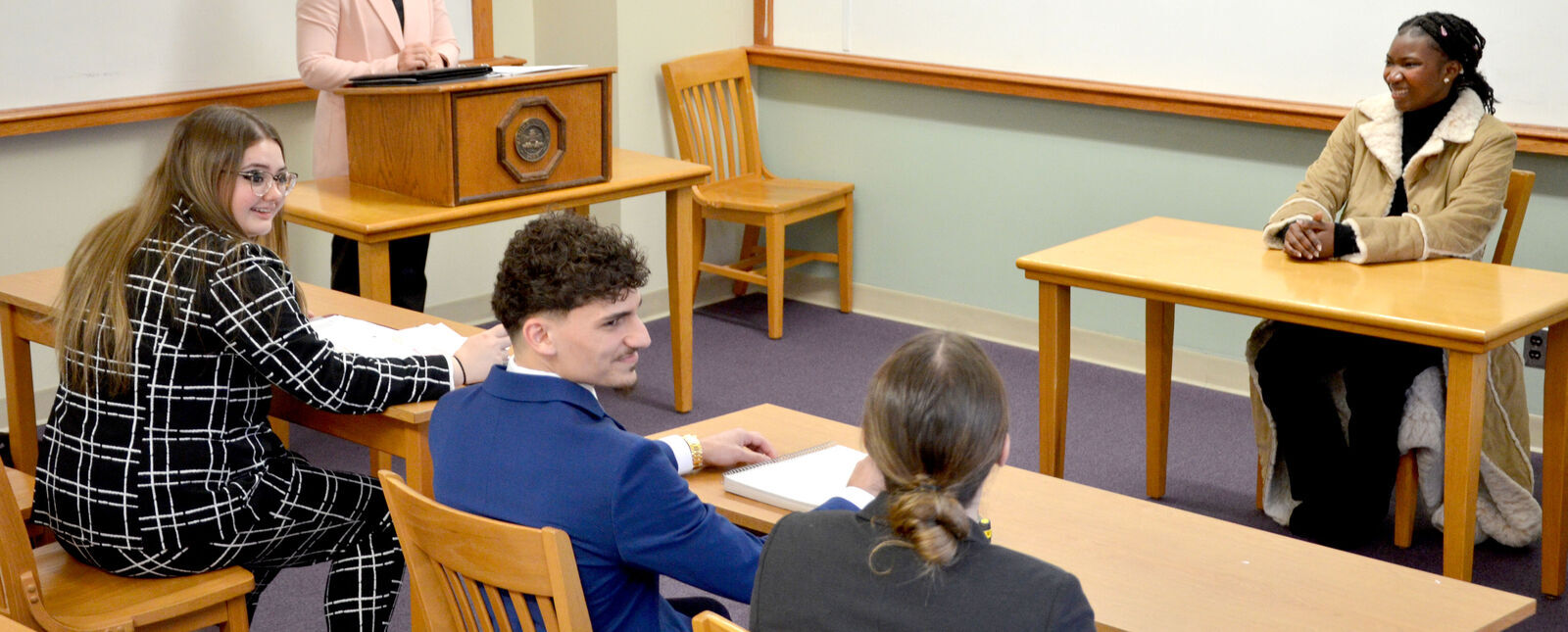 学生在模拟审判中扮演律师和证人.